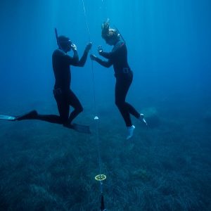 Instructeur et élève face à face au câble sur herbiers de posidonie, baptême d'apnée en douceur à Villefranche-sur-Mer